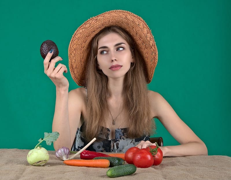 тъжно момиче със зеленчуци