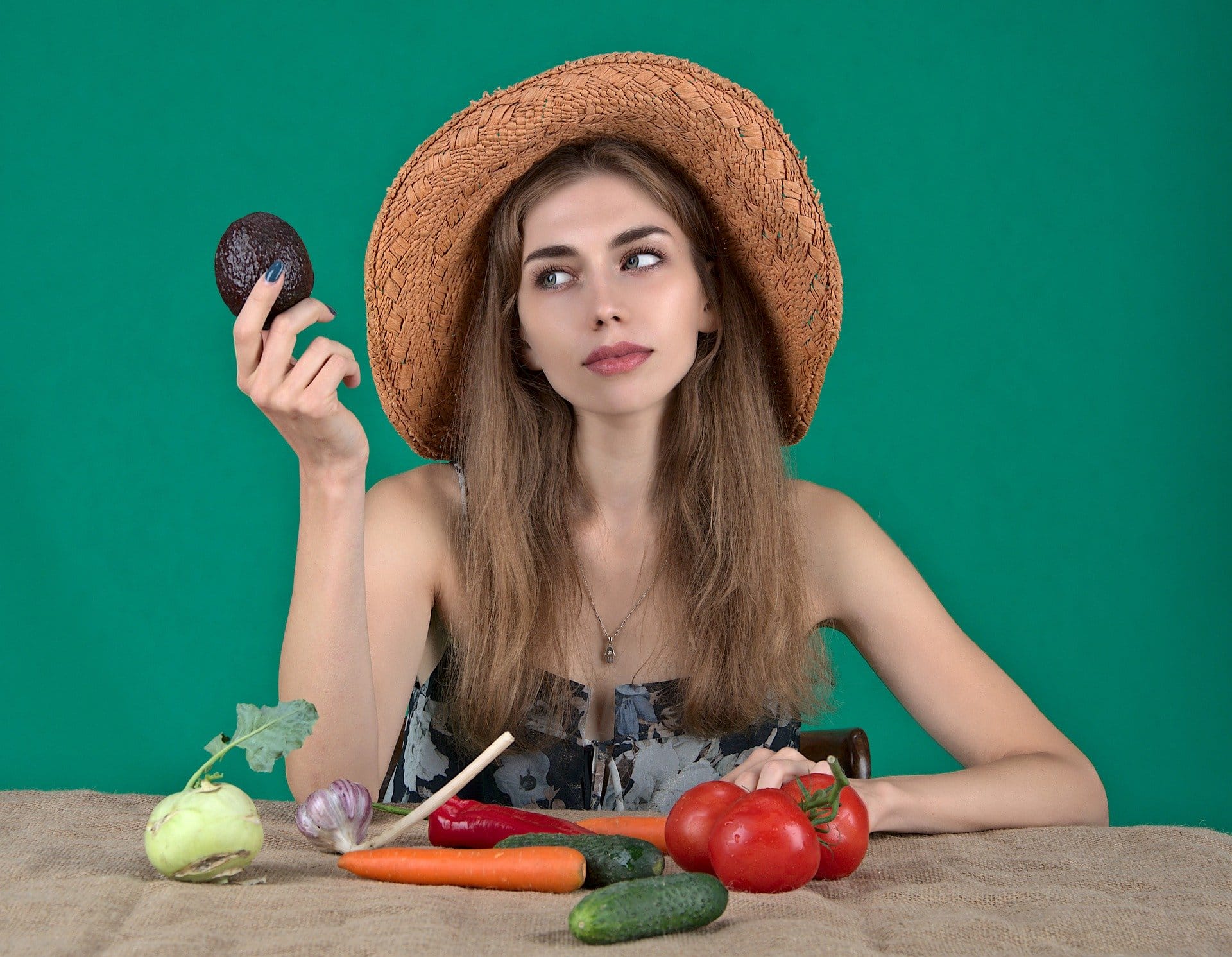 тъжно момиче със зеленчуци
